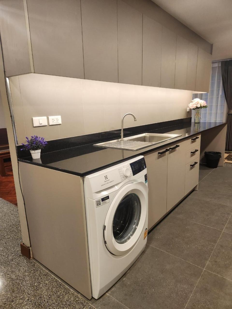 United Tower Thonglor By Aspira Apartment Банкок Екстериор снимка
